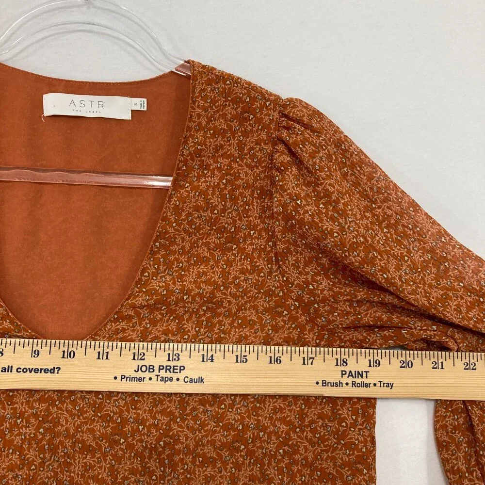 ASTR The‎ Label Small Puff Sleeve Blouse in Ditsy Floral Orange Feminine Elegant